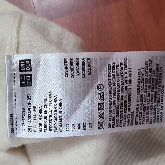Uniqlo cream cashmere v-neck sweater - Picture 3 of 3